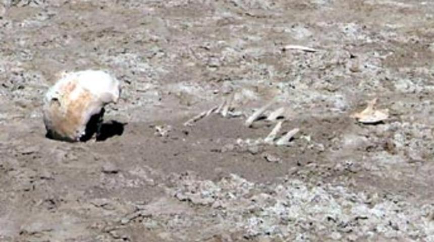 Kuruyan g&ouml;lde insan iskeleti