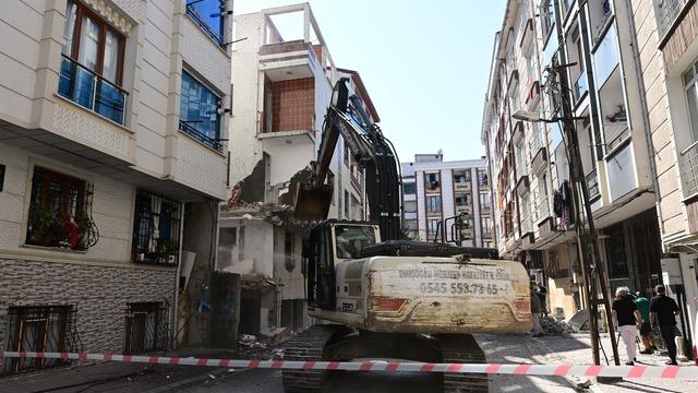 Esenyurt'ta riskli olduğu tespit edilen 5 katlı binanın yıkımı gerçekleştirildi