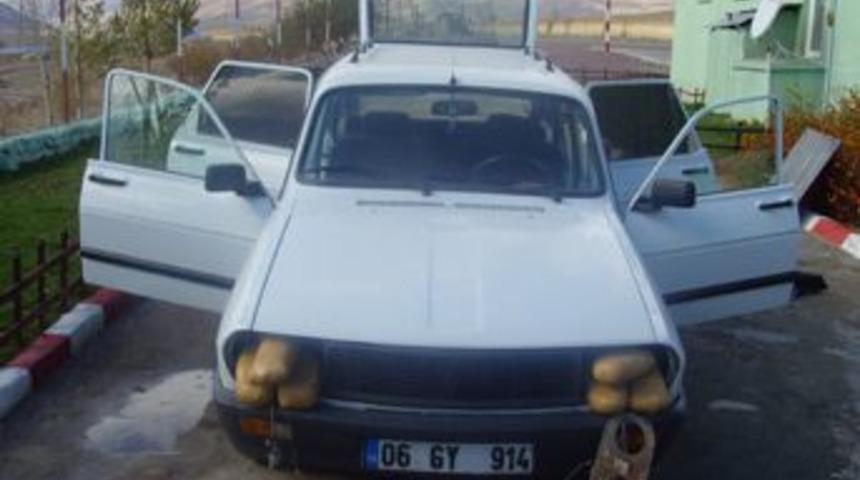 Otomobilin farlarından uyuşturucu &ccedil;ıktı