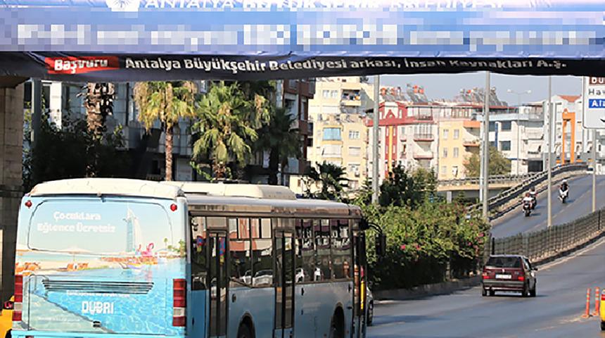 Turizm cennetinde 20 bin liralık maaş dikkat çekmedi! Antalya'da 'şoför' kıtlığı: Kentin dört bir yanına dev afişler asılarak iş ilanı verildi