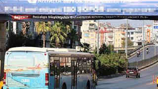 Turizm cennetinde 20 bin liralık maaş dikkat çekmedi! Antalya'da 'şoför' kıtlığı: Kentin dört bir yanına dev afişler asılarak iş ilanı verildi