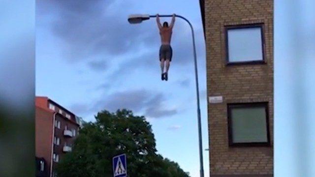 Elektrik direğinin tepesine tırmanıp barfiks çekti