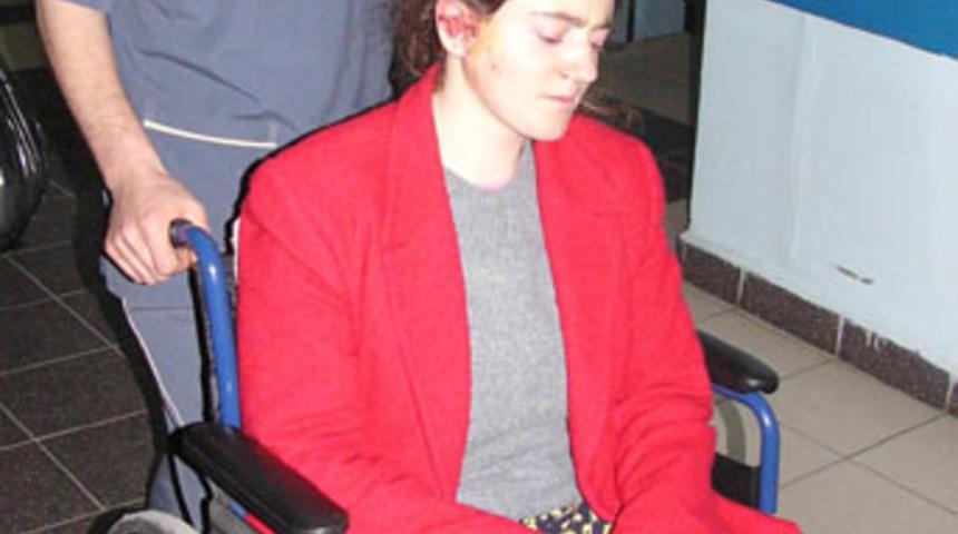 Taşlı saldırıya uğrayan gen&ccedil; kız hastanelik oldu