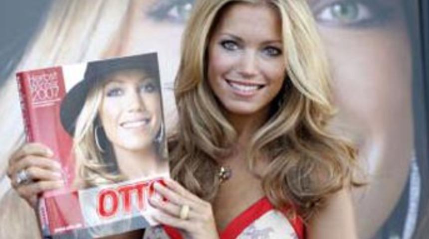 Eşleri sahada, kendileri g&uuml;zellikte yarışıyor!