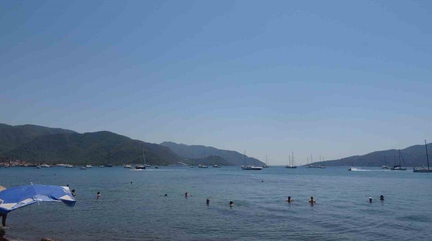 Marmaris’te denizdeki teknelerin çokluğu dikkat çekiyor