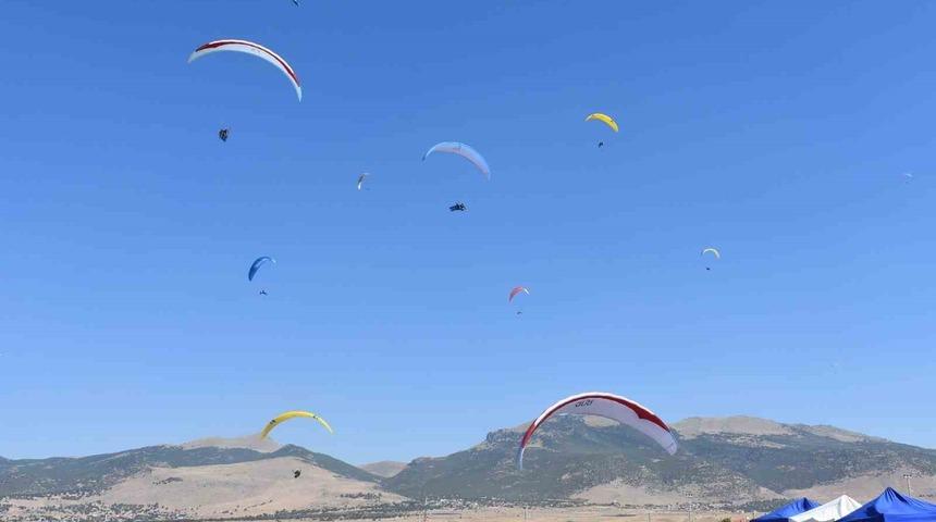 Aksaray’dan atlayan paraşütçüler Karapınar semalarını renklendirdi