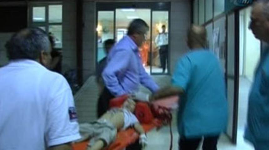 Anne ve 2 oğluna otomobil &ccedil;arptı