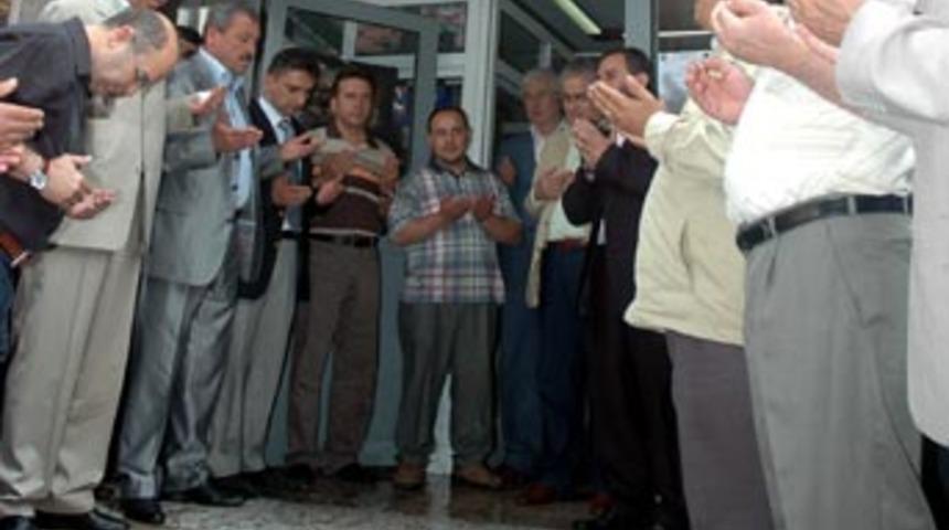 Sendika binasını Kur'an okutarak yıkattı