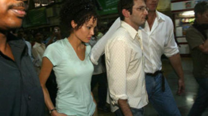 Angelina Jolie'yi ka&ccedil;ıracaklardı