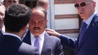 Erdoğan'dan cuma namazı sonrası muhabirlere ikram! 'Kameramanları unutmayın' diye de uyardı... 'Eyyam-ı Bahur' detayı dikkat çekti