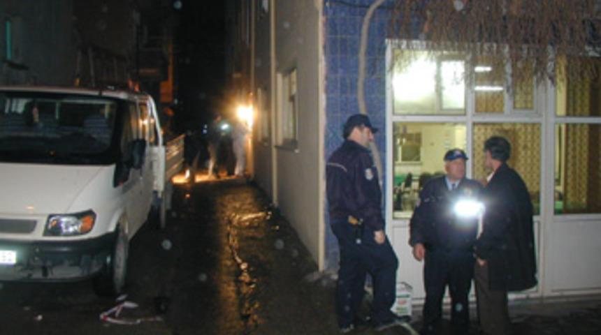 Kahvehane yanına bomba koydular