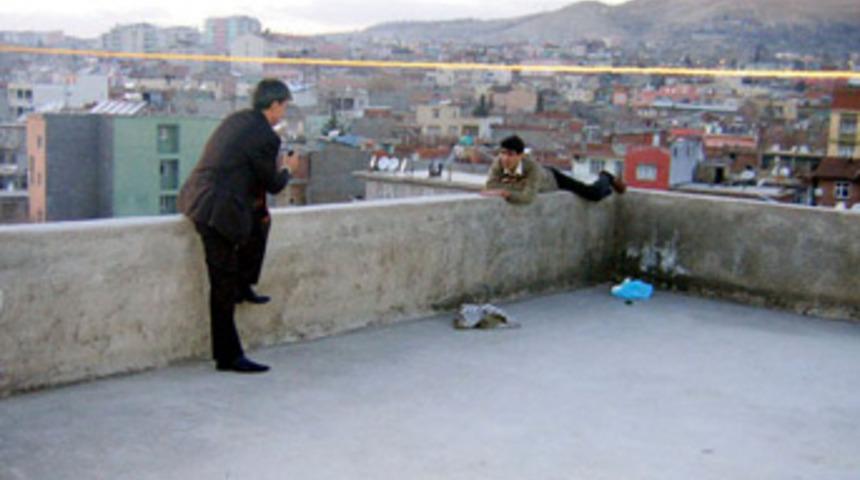 Emniyet m&uuml;d&uuml;r&uuml; intihardan vazge&ccedil;irdi