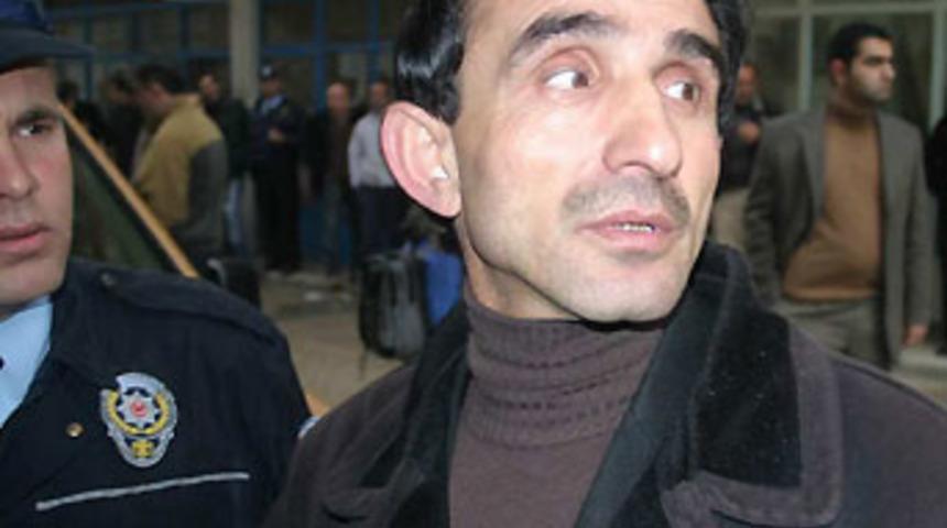 Şizofren gen&ccedil;, 2 polisi ağır yaraladı