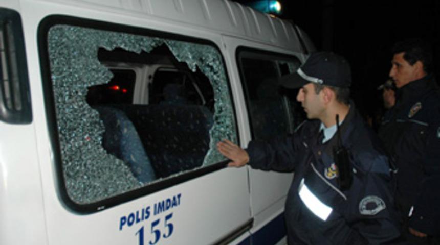 Polis ara&ccedil;larının camlarını kırıp ka&ccedil;tılar