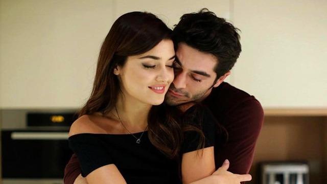 Hande Erçel ve Burak Deniz'i buluşturan İki Yabancı dizisine bomba isim! Masumlar Apartmanı'nın yıldızı kadroya dahil oldu