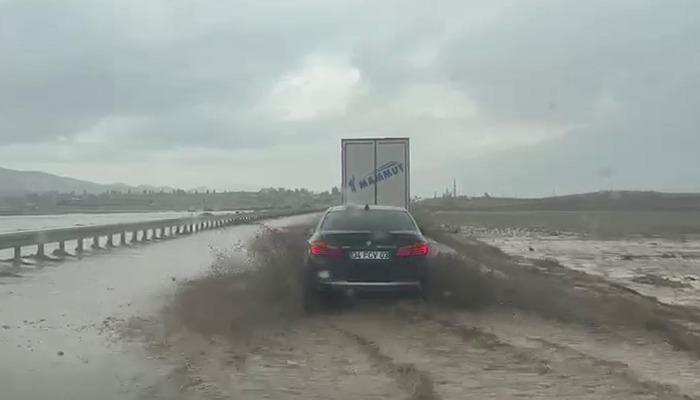 Doğubayazıt’ta sel felaketi! Türkiye-İran kara yolu ulaşıma kapandı