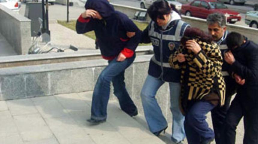 K&uuml;&ccedil;&uuml;k kıza fuhuş yaptıran 7 kişi yakalandı