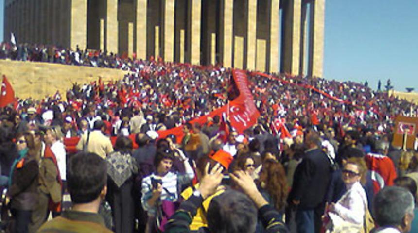 Anıtkabir'e ziyaret&ccedil;i akını