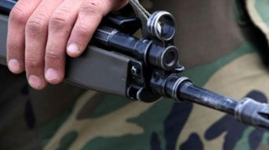 Asker, polise silah &ccedil;ekti