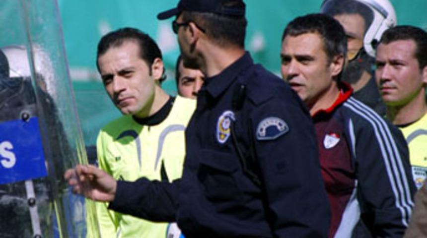 Ersun Yanal istifa etti