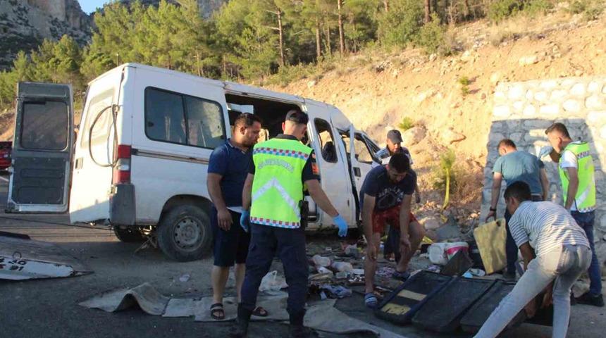 Mersin'de minibüs şarampole devrildi: 1 kişi öldü, 14 kişi yaralandı