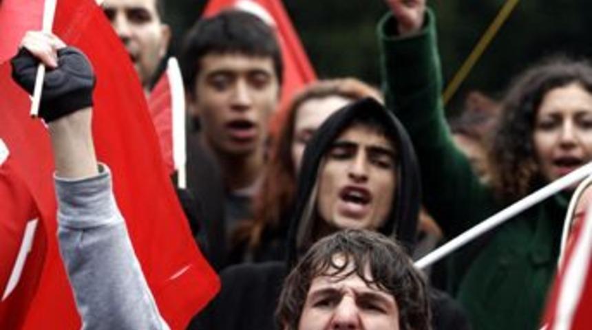 Stuttgart'ta ter&ouml;re tepki y&uuml;r&uuml;y&uuml;ş&uuml;