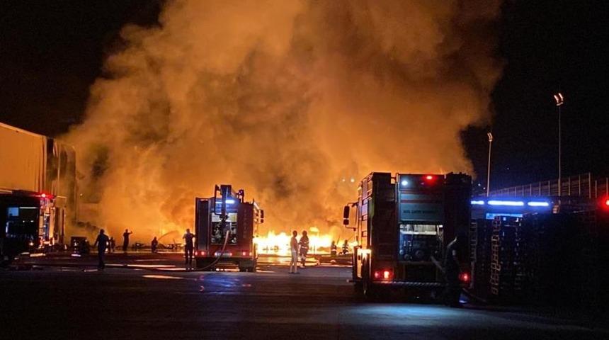 Zincir marketin deposunda büyük yangın! Çok sayıda itfaiye ekibi müdahale etti