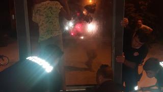 Adana'da akılalmaz olay! 11 yaşındaki çocuk sıkıştığı reklam panosunda mahsur kaldı  