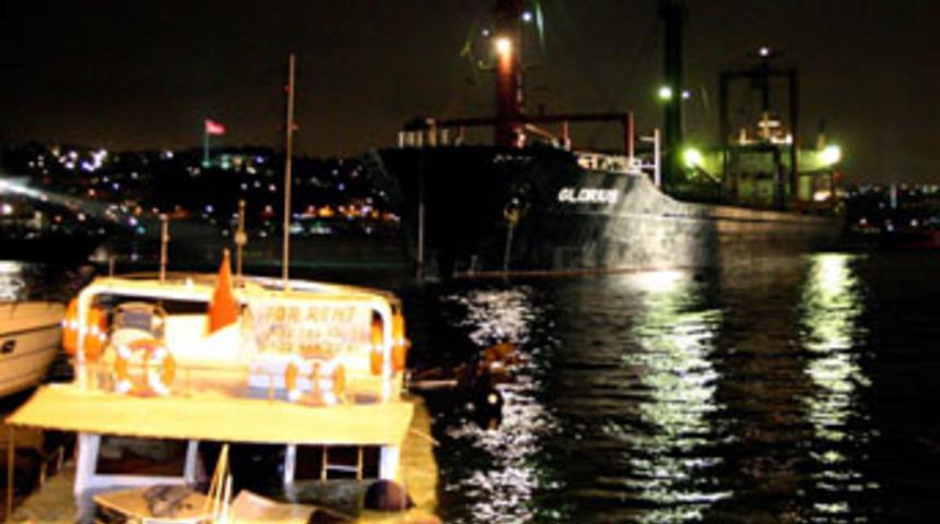 D&uuml;meni kilitlenen gemi Bebek'te sahile &ccedil;arptı