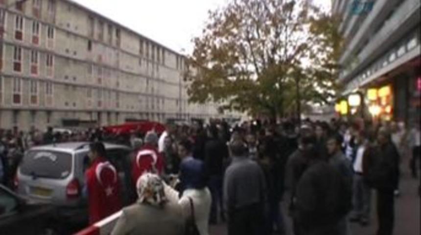 PKK'lılar Paris'te T&uuml;rkler'e saldırdı