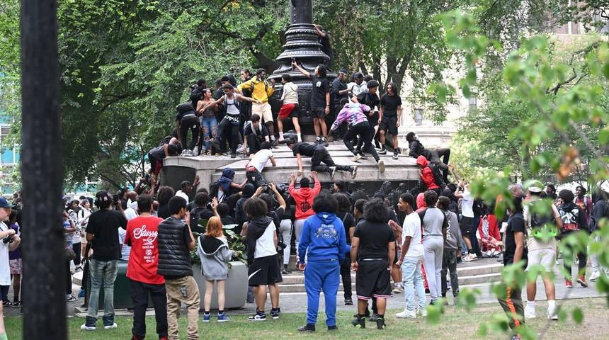 Sosyal medya fenomeninin hediye dağıtımı New York'u karıştırdı! Polisle arbede yaşadılar