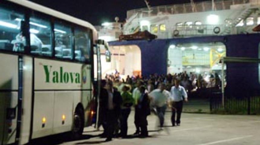Yenikapı-G&uuml;zelyalı feribotuna fırtına engeli