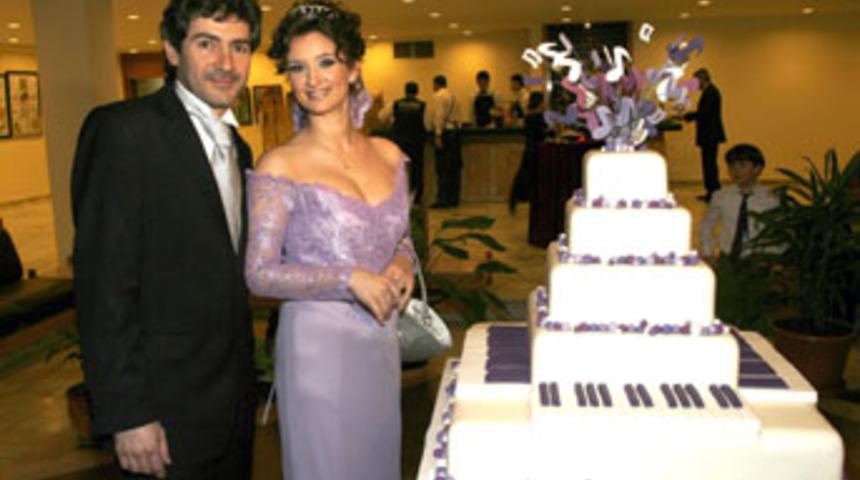 Anjelika Akbar piyanosu başında evlendi