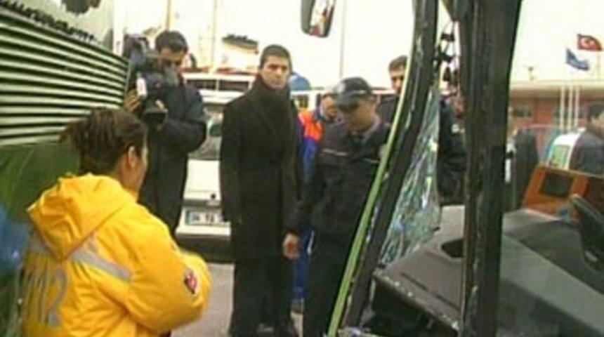 İki otob&uuml;s&uuml;n arasına sıkışarak &ouml;ld&uuml;