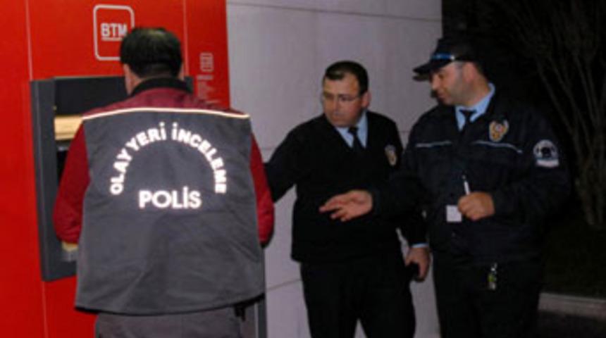 ATM'ye kart kopyalayıcı yerleştirirken yakalandılar