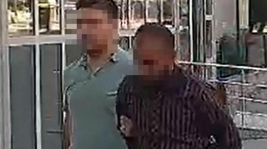 Yaşlı adamı korkutup... Boğazına bıçak dayayıp 600 bin TL'sini gasbettiler