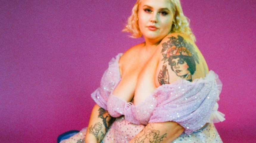 Büyük beden sosyal medya fenomeni Abby Bible’nin vücudunu saran tulumuyla verdiği pozlara eleştiri yağdı