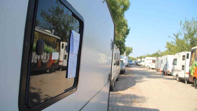 Güne, camlarına yapıştırılan o yazıyla uyandılar! 'İşgale döndü iş, boşaltılmasını istedik'