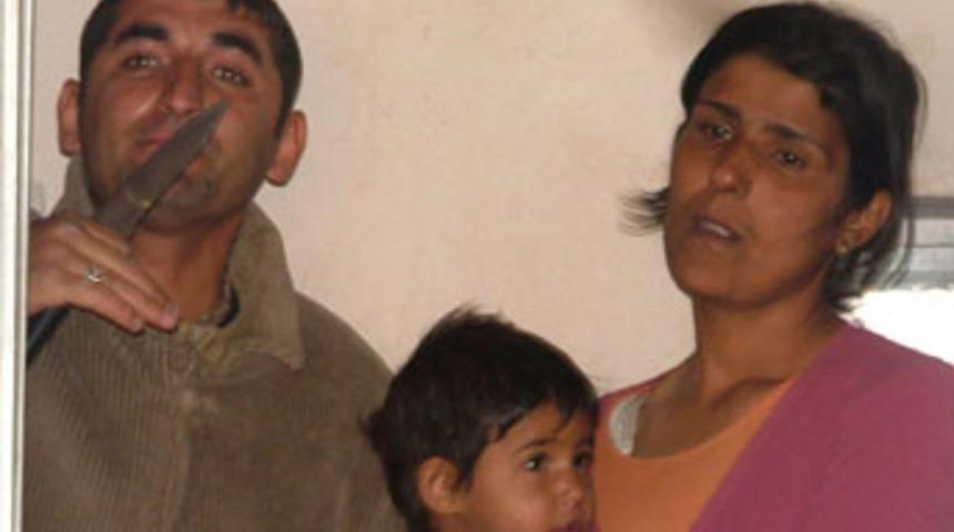 Karısı ve &ccedil;ocuklarını bı&ccedil;akla rehin aldı