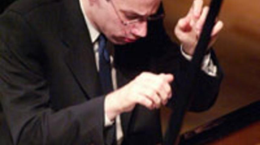 Siyah beyaz tuşlarda renkli bir yolculuk