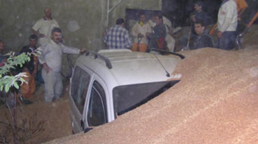 Silodan taşan buğday ev bastı