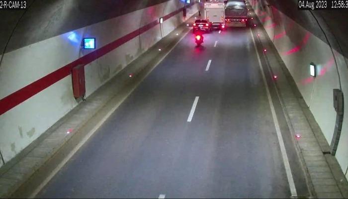 Tünel içinde hızlı giden kamyonun hatalı sollaması feci kazaya sebep oldu