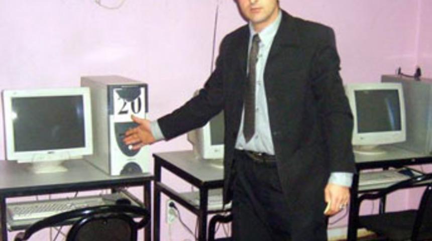 Polis internet kafede &ouml;ğrenci d&ouml;vd&uuml;