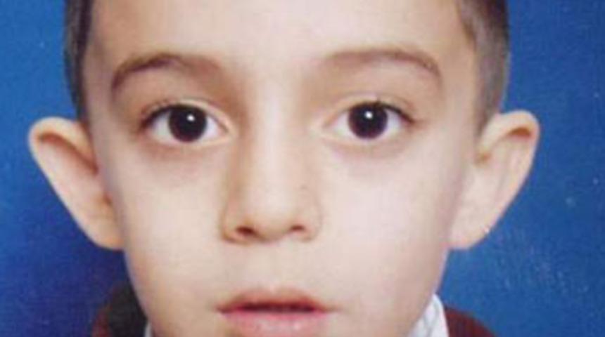 Yola fırlayan &ccedil;ocuk otomobilin altında kaldı
