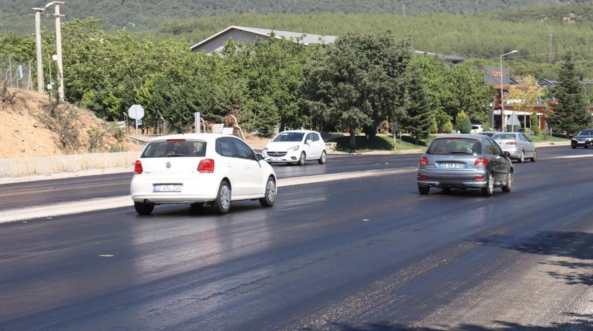 Sıcaklık 42 derece oldu, Denizli'de asfalt eridi! Ekipler &ccedil;areyi o y&ouml;ntemde buldu