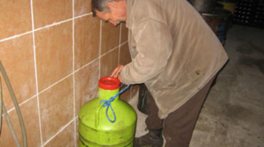 50 kiloluk zeytinyağı tenekesini dişleriyle taşıyor