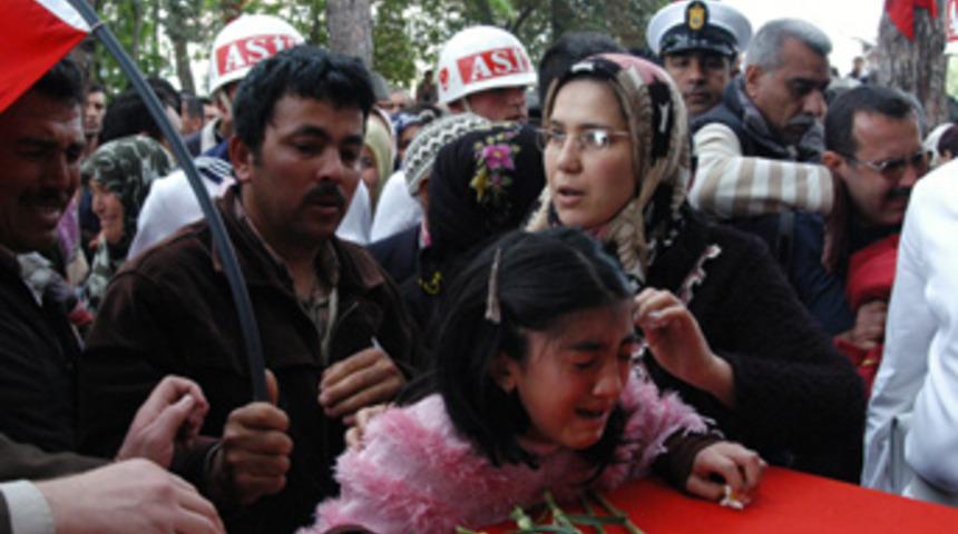 Binlerce kişi ter&ouml;re lanet yağdırdı