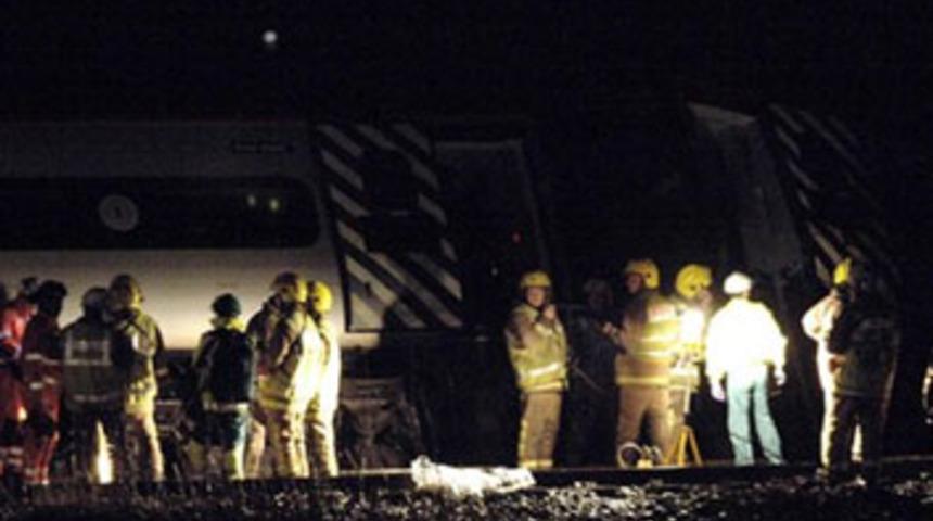 İngiltere'de yolcu treni raydan &ccedil;ıktı: 1 &ouml;l&uuml;