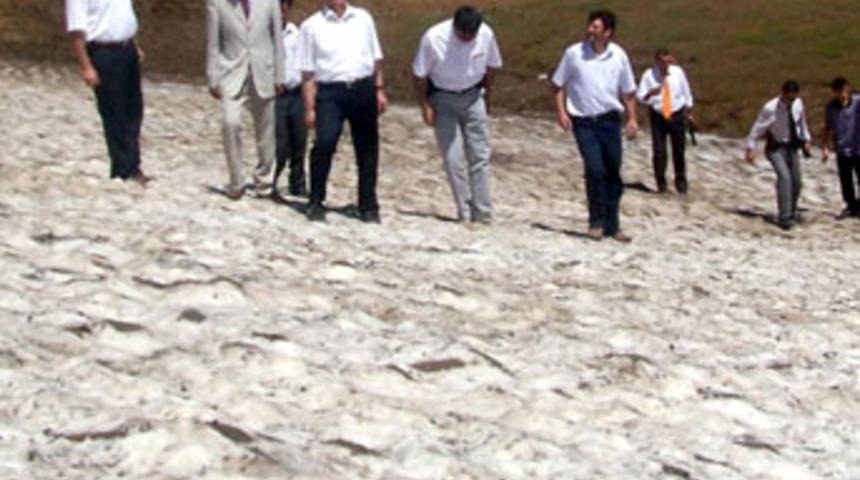 Temmuz ayında yağan kar yol kapattı