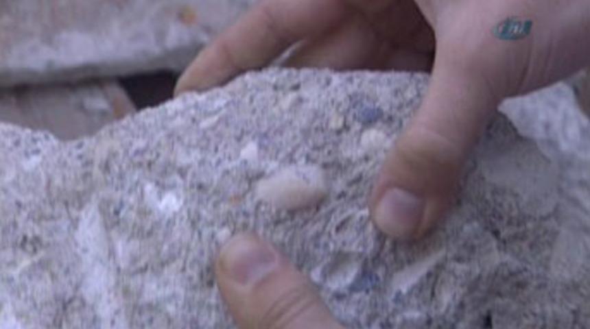 Yıkılan binada deniz kabukları